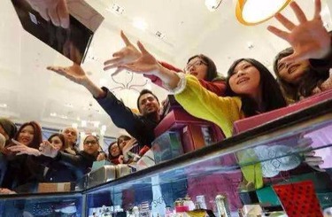 女人下面被操视频中国人依然爱赴日旅游 消费已由爆买转向网购